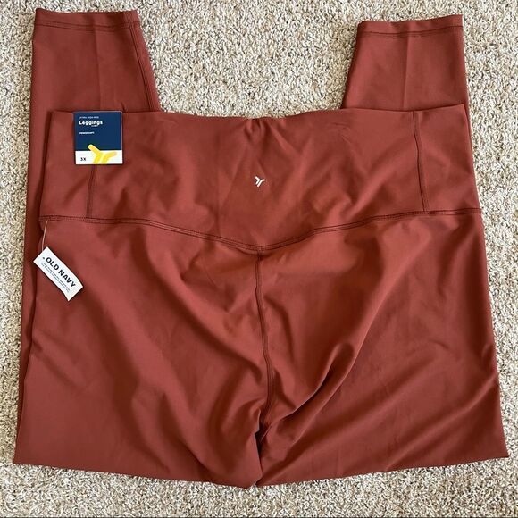 Old Navy Extra High Waisted Powersoft Hidden Pocket Leggings - Picture 8 of 11